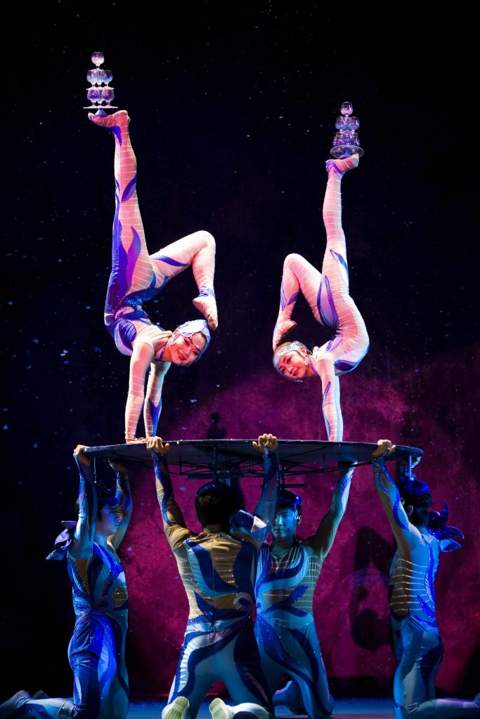 Crystal of White Snow Contortionists with Glasses 2